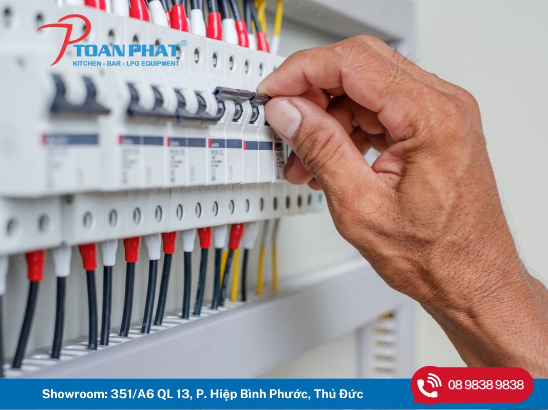 Ngắt nguồn điện trước khi vệ sinh tủ đông