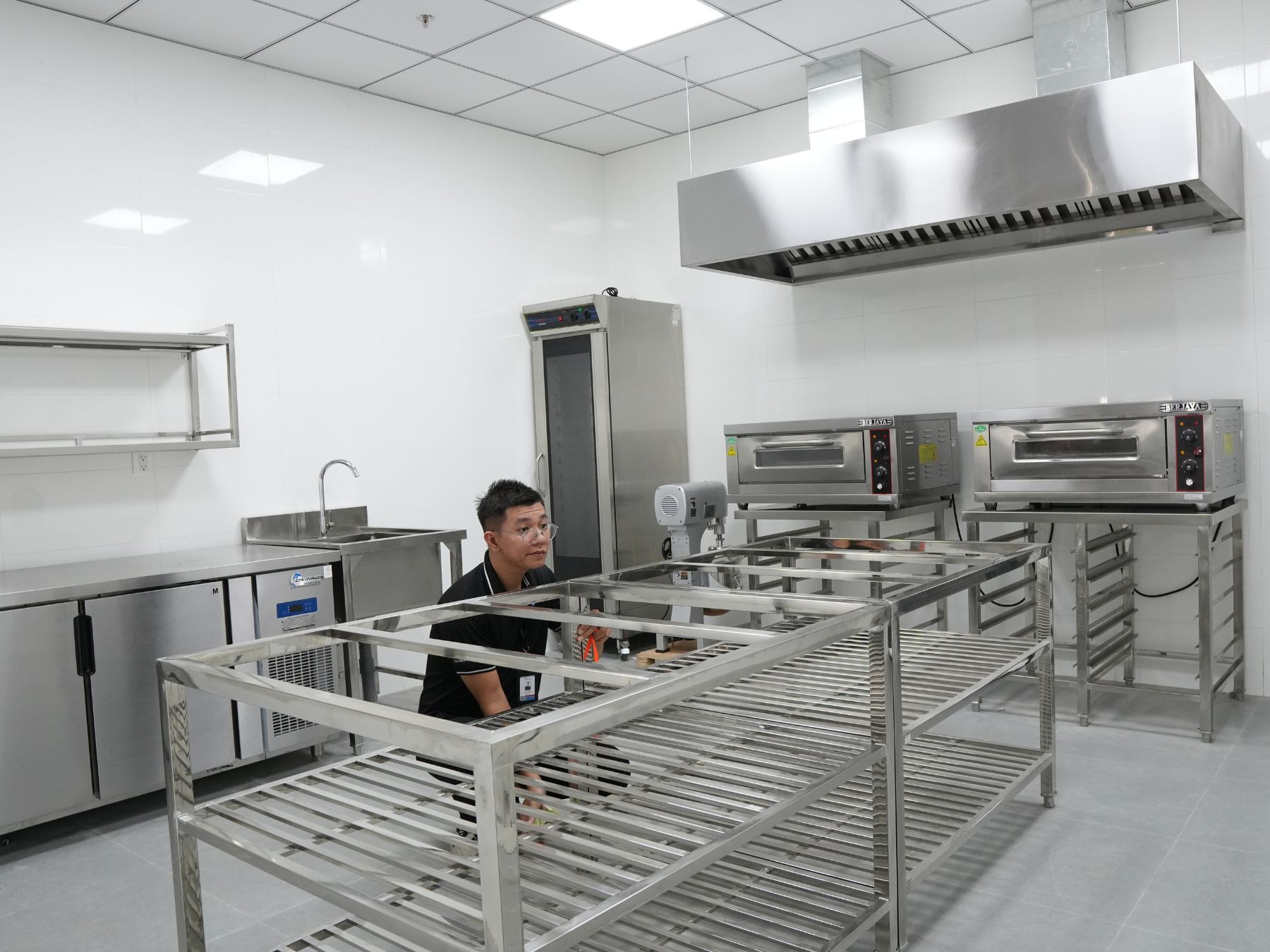 Cách bố trí khu bếp cho tiệm bánh theo quy trình 1 chiều tối ưu nhất 8 Khu bếp bánh của Trường Đại Học Văn Hiến do Toàn Phát bố trí sắp xếp - Khu tiếp nhận nguyên liệu và sơ chế do Toàn Phát thi công bếp bánh tại Quận 7