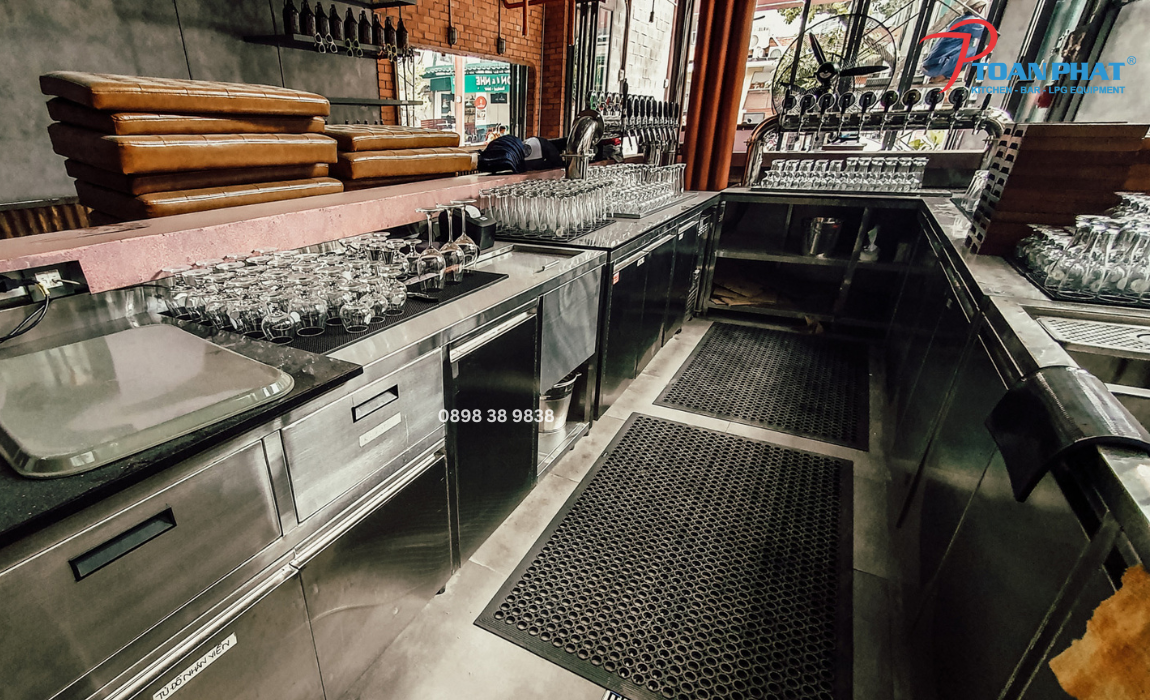 TOÀN PHÁT - THI CÔNG QUẦY BAR CAFE 1 Hệ thống thiết bị quầy bar là một trong những nhân tố giúp quán cafe, quán bar tạo ấn tượng và thu hút khách hàng - ĐỊA CHỈ THI CÔNG VÀ LẮP ĐẶT THIẾT BỊ QUẦY BAR CHO QUÁN CAFE - BAR UY TÍN, CHẤT LƯỢNG