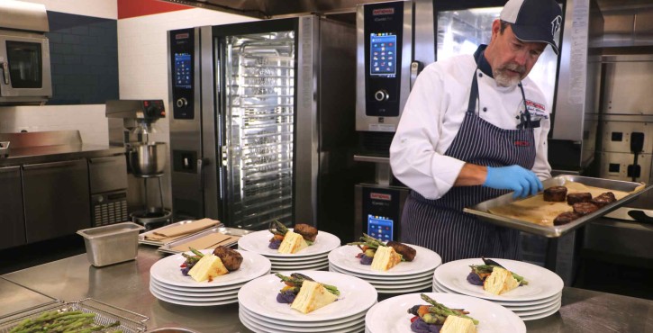 LÒ HẤP NƯỚNG ĐA NĂNG RATIONAL ICOMBI CLASSIC 6 KHAY GN 1/1 14 Lò Rational được sử dụng rộng rãi trong các bếp công nghiệp cao cấp