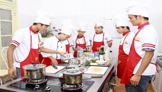 NÊN THI ĐẠI HỌC HAY HỌC LÀM BẾP TRƯỞNG