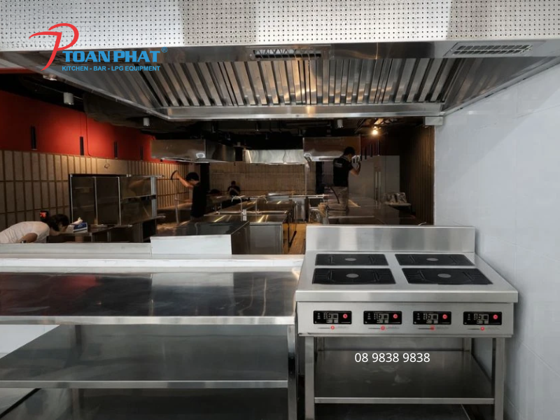 Bếp âu điện từ 4 họng có giá dưới Okinaga 5 Bếp điện từ 4 họng Okinaga ứng dụng trong bếp mở trung tâm thương mại Vincom quận 9