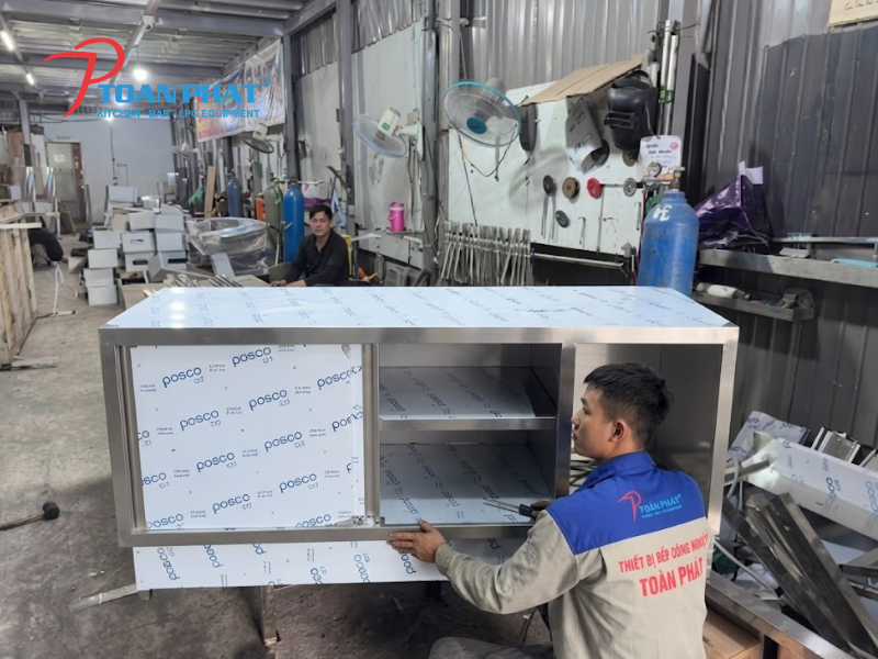 Giải pháp lưu trữ dụng cụ bằng tủ inox cửa lùa