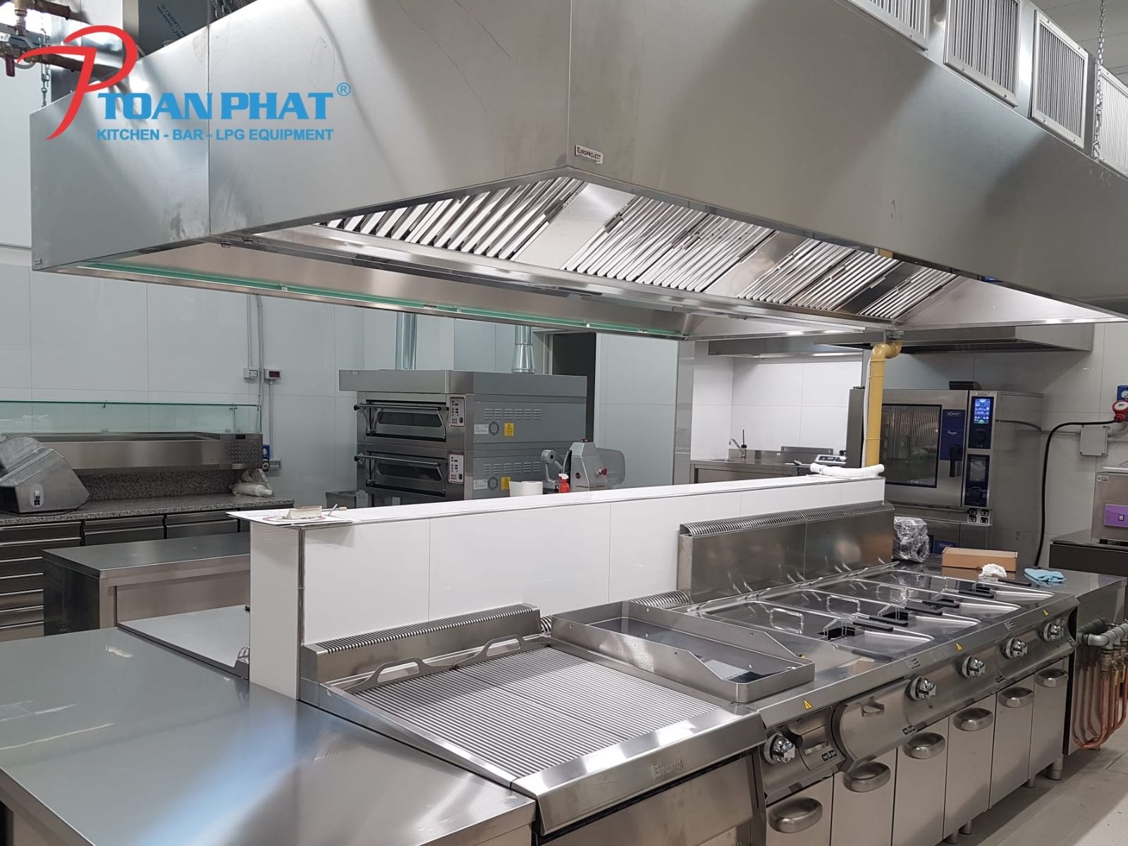 Thiết kế bếp nhà hàng là chọn vị trí đặt khu bếp thích hợp, phân chia các khu vực theo trình tự logic, lắp đặt thiết bị đầy đủ, thuận tiện sử dụng.