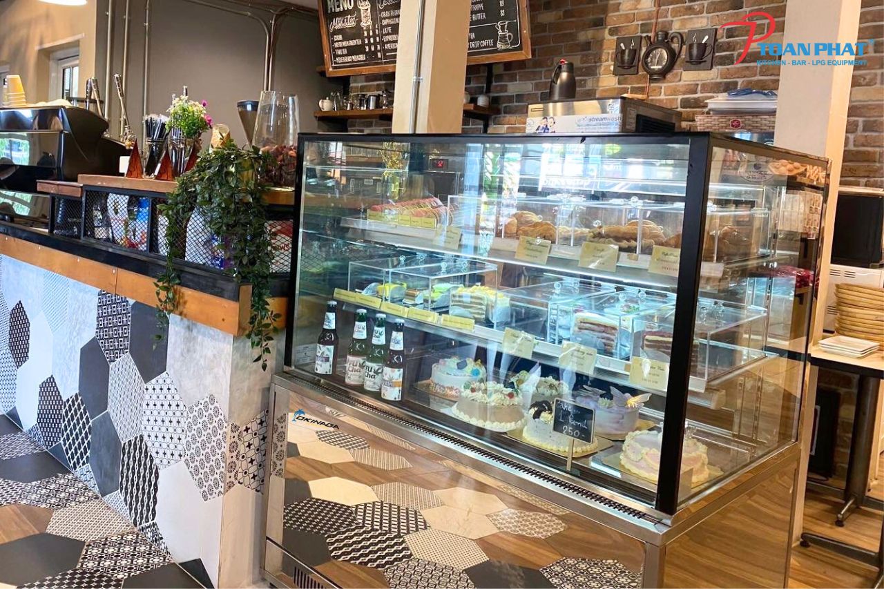 TỦ TRƯNG BÀY BÁNH 1M2 OKINAGA (TRẮNG, ĐEN, INOX) 3 Tu trung bay banh thuc te12