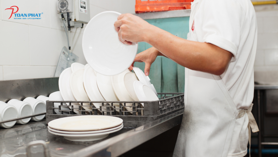 GIẢI PHÁP RỬA CHÉN HIỆU QUẢ CHO NHÀ HÀNG, KHÁCH SẠN 4 Máy rửa chén cho nhà hàng, khách sạn