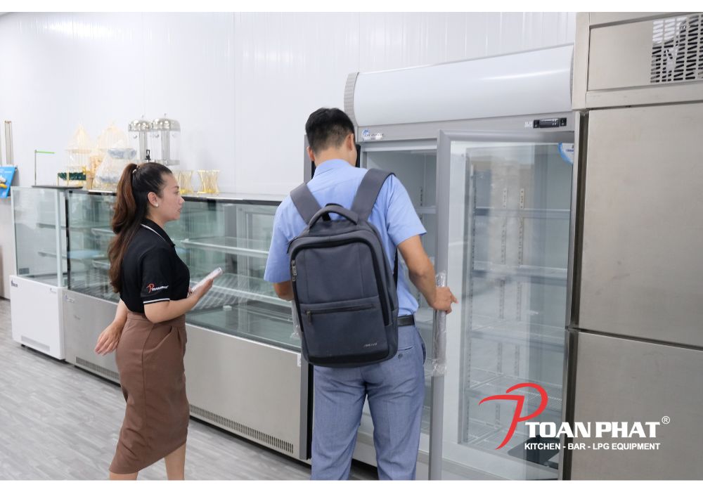 Khách hàng được tư vấn và trải nghiệm các sản phẩm tại showroom