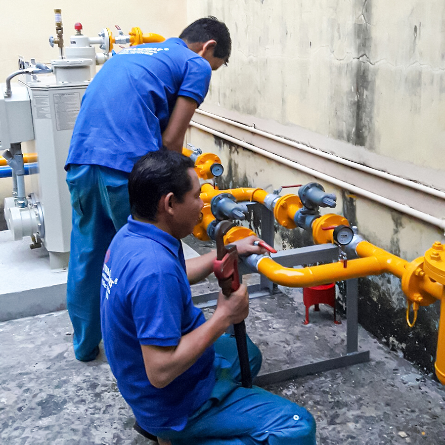 Kỹ thuật viên Toàn Phát thi công các công trình hệ thống gas chuyên nghiệp