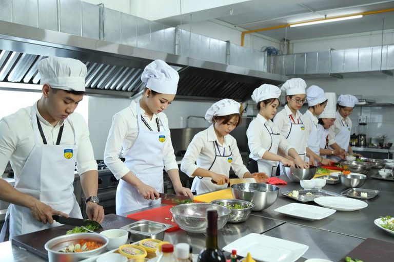 Khu bếp trường đại học HUTECH do Toàn Phát thi công