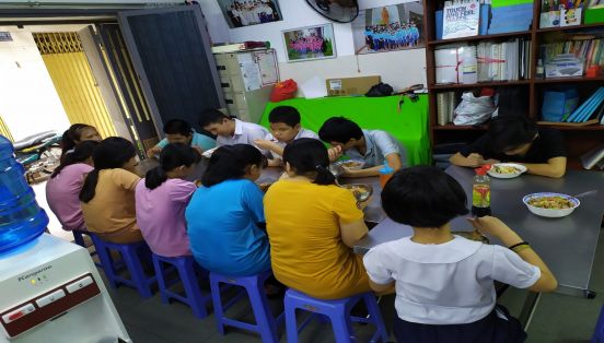 Tổ chức nấu ăn cho các bé mừng 1/6 tại showroom