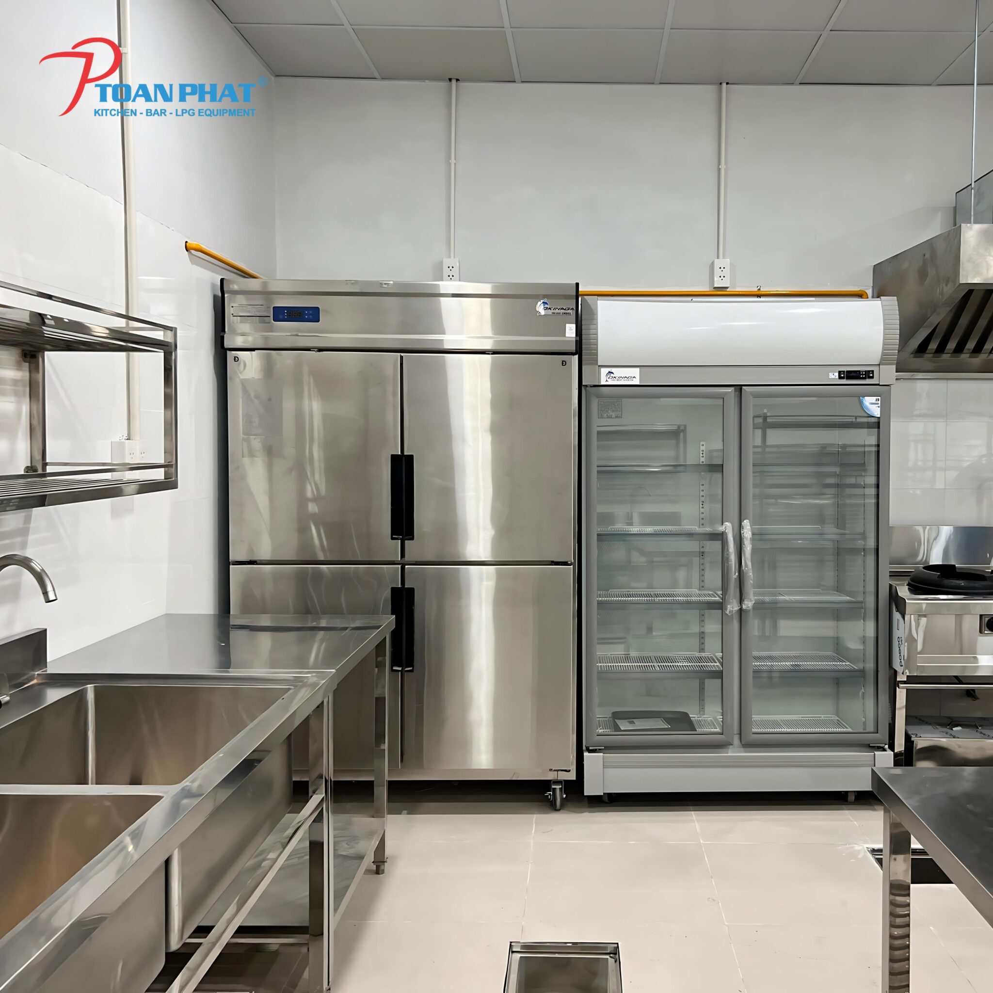 Tủ đông 4 cánh Okinaga trong bếp ăn công nghiệp