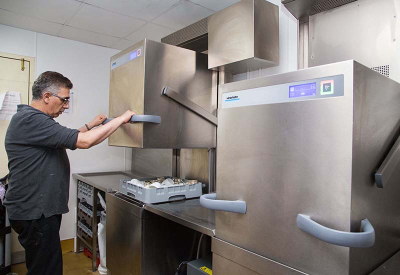 GIẢI PHÁP RỬA CHÉN HIỆU QUẢ CHO NHÀ HÀNG, KHÁCH SẠN 15 Máy rửa chén Winterhalter