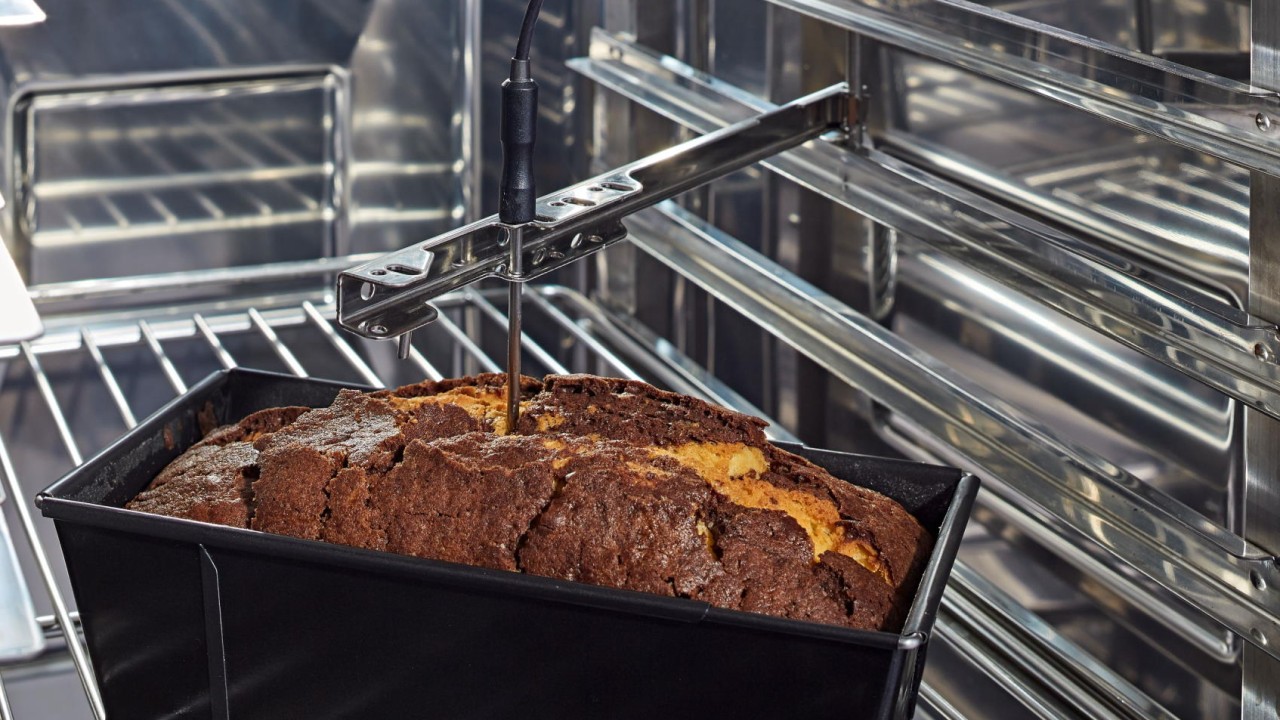 LÒ HẤP NƯỚNG ĐA NĂNG RATIONAL ICOMBI CLASSIC 6 KHAY GN 1/1 15 Kiểm soát độ ẩm tốt cho phép nướng các món ăn bên ngoài giòn xốp, bên trong mềm ẩm