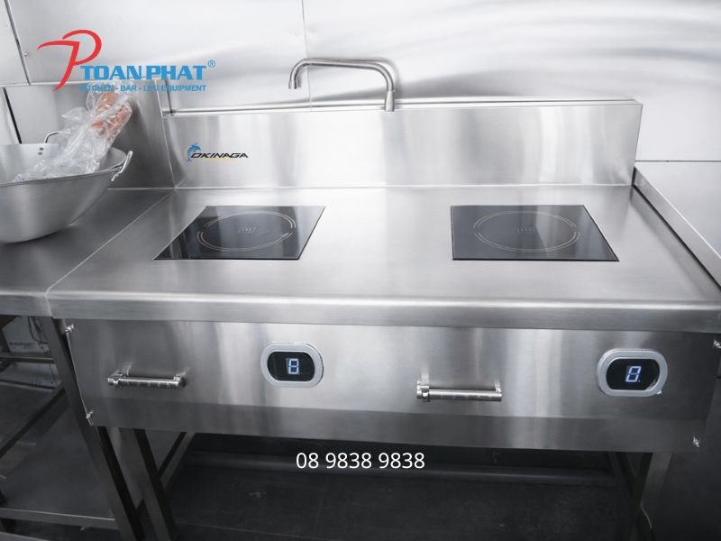 BẾP ÂU ĐIỆN TỪ ĐÔI CÓ GIÁ DƯỚI OKINAGA 8 Thiết bị bếp âu điện từ đôi lắp đặt tại nhà hàng chuyên nghiệp
