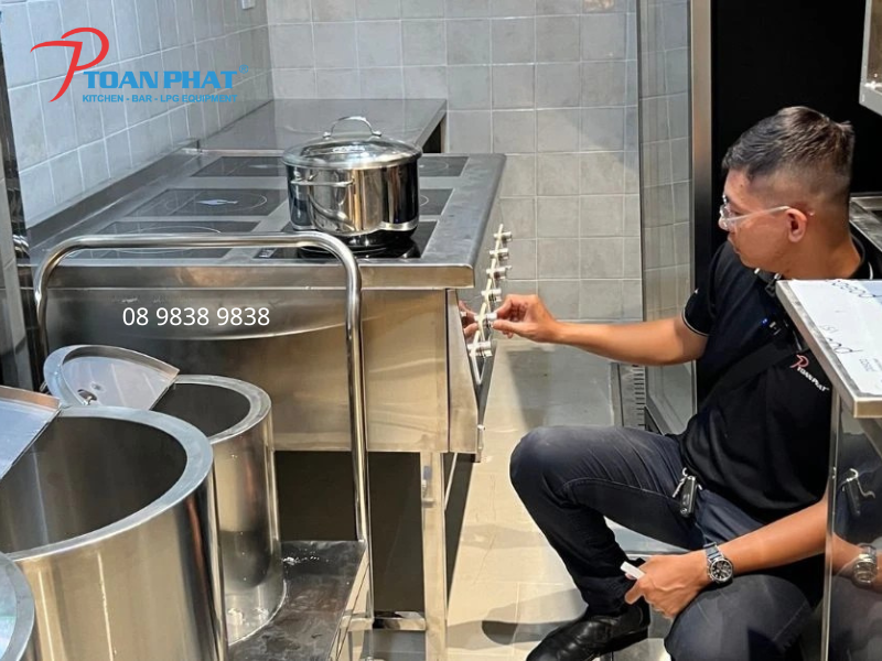 Bếp âu điện từ 6 họng có giá dưới Okinaga sử dụng nhiều mô hình bếp