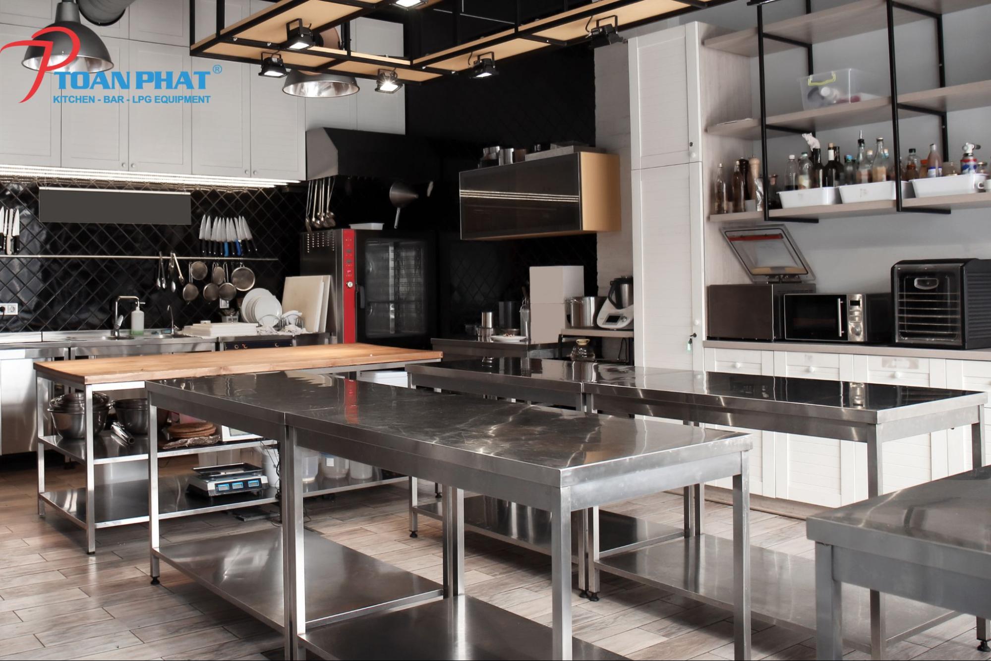 Máy rửa chén được sử dụng trong bếp nhà hàng - khách sạn