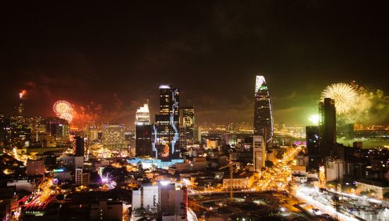 Top 10 Nhà Hàng – Quán Bar Ngắm Pháo Hoa Đêm Giao Thừa Năm 2025